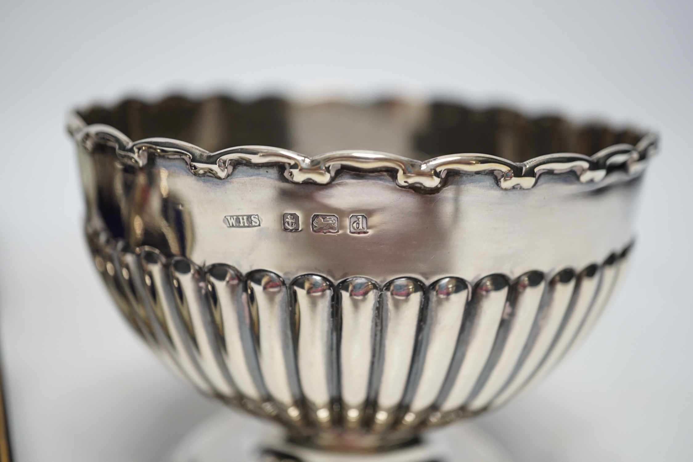 An Edwardian small silver pedestal bowl, Birmingham, 1903, diameter 10.5cm and a cased pair of George V silver salts and spoons. Fair condition.